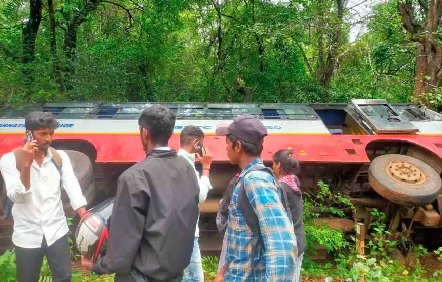ಕೆಎಸ್‌ಆರ್‌ಟಿಸಿ ಬಸ್‌ ಪಲ್ಟಿ