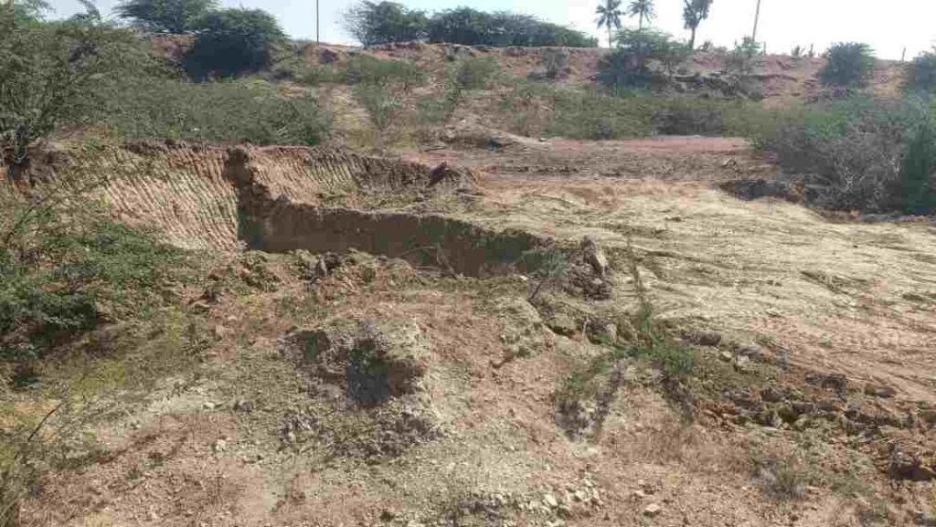ಕೆರೆ ಮಣ್ಣು ಕಳುವು 1