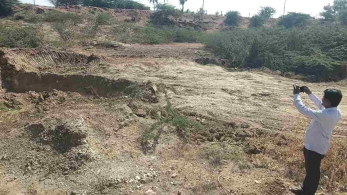 ಕೆರೆ ಮಣ್ಣು ಕಳುವು