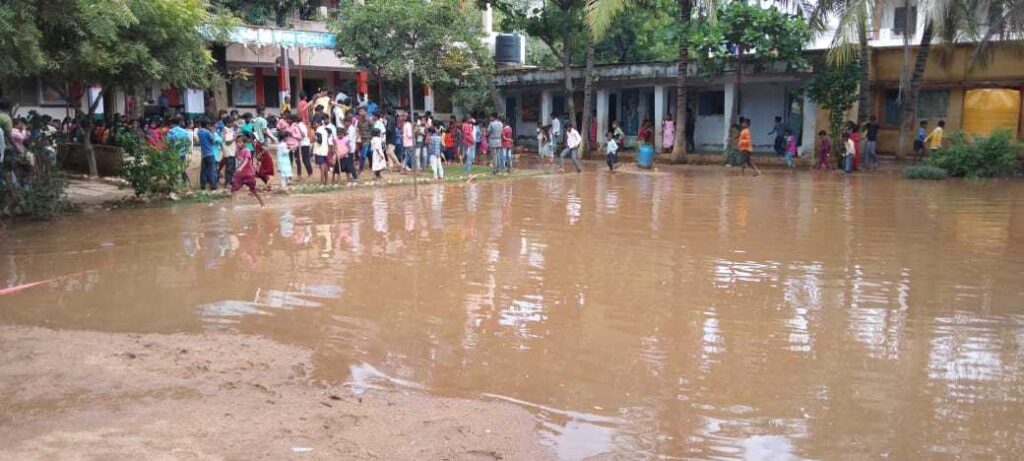 ಕೆರೆಯಂತಾದ ಶಾಲೆ
