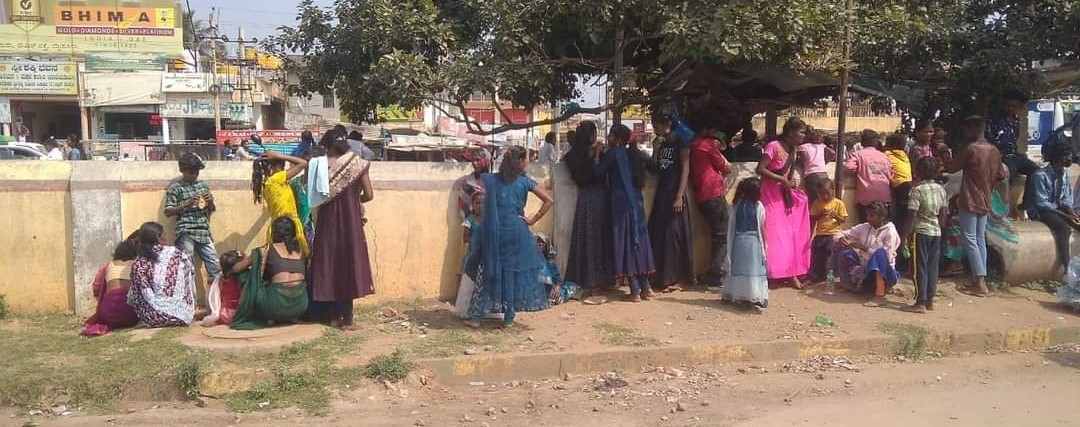 ಕೆಲಸ ಹರಸಿ ಹೊರಟ ಮಂದಿ