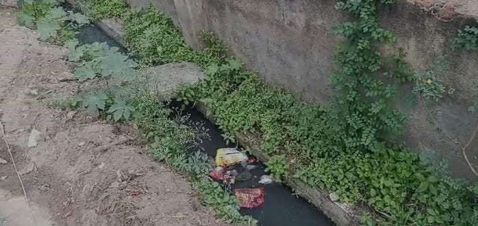 ಕೆಸರಿನಿಂದ ತುಂಬಿರುವ ಚರಂಡಿ