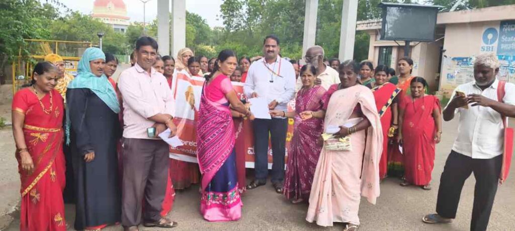 ಕೊಪ್ಪಳದ ಬಿಸಿಯೂಟ ನೌಕರರ ಪ್ರತಿಭಟನೆ 1