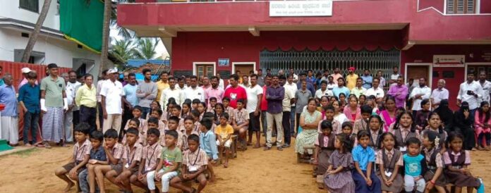 ಶಿಕ್ಷಕರ ವರ್ಗಾವಣೆಗೆ ವಿರೋಧಿಸಿ ಪ್ರತಿಭಟನೆ