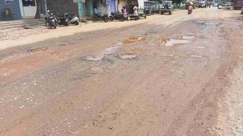 ಗುಂಡಿ ಬಿದ್ದಿರುವ ರಸ್ತೆ2