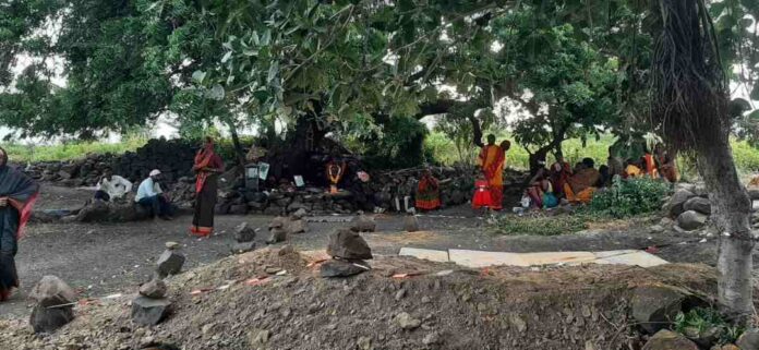 ಗುಂಡಿಯೊಳಗೆ ಕುಳಿತು ಉಪವಾಸ