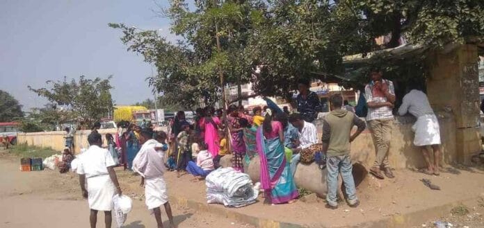 ಕೆಲಸ ಹರಸಿ ಹೊರಟ ಮಂದಿ
