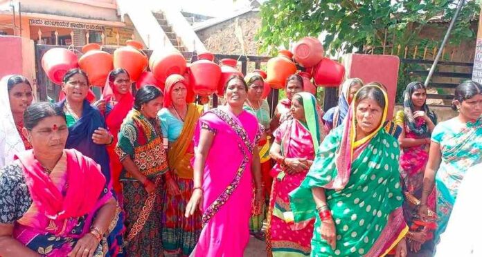 ಕುಡಿಯುವ ನೀರಿನ ಹಾಹಾಕಾರದಿಂದ ಗ್ರಾಮ ಪಂಚಾಯಿತಿಗೆ ಮುತ್ತಿಗೆ ಹಾಕಿದ್ದಾರೆ.