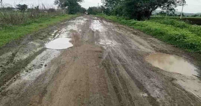 ರಸ್ತೆ ಹದಗೆಟ್ಟಿರುವುದು