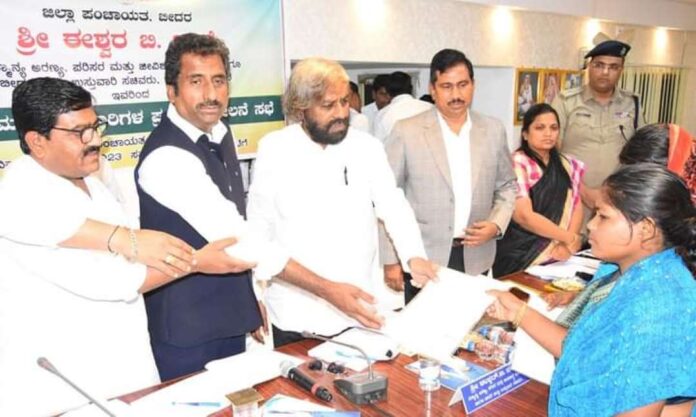 ಸೇತುವೆ ದಾಟುವಾಗ ಮೃತಪಟ್ಟ ಕುಟುಂಬಕ್ಕೆ ಪರಿಹಾರದ ಚೆಕ್‌ ವಿತರಣೆ