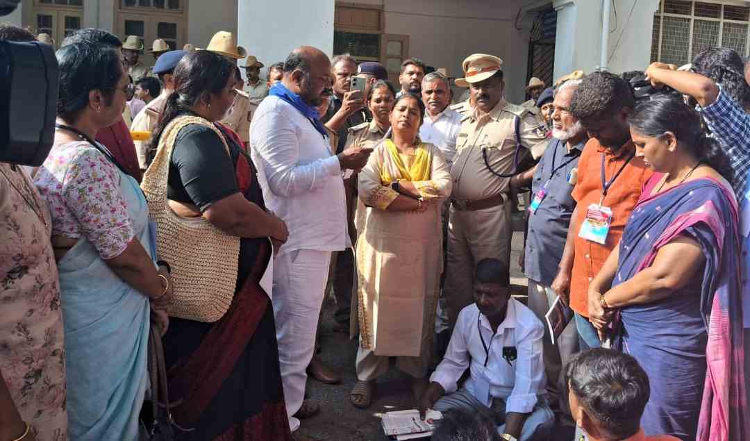 ಜಿಲ್ಲಾಧಿಕಾರಿ ಕಚೇರಿಗೆ ಮುತ್ತಿಗೆ