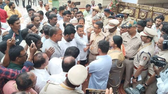 ಹಾಸನ ಜಿಲ್ಲಾಡಳಿತದ ವಿರುದ್ಧ ಜೆಡಿಎಸ್‌ ಶಾಸಕ ಪ್ರತಿಭಟನೆ