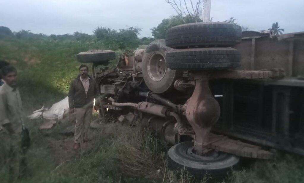 ಟಿಪ್ಪರ್‌ ಪಲ್ಟಿ