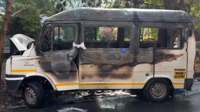 ಮಿನಿ ಬಸ್‌, ಬೆಂಕಿ, ಸಜೀವ ದಹನ, Minibus, fire, burn alive,