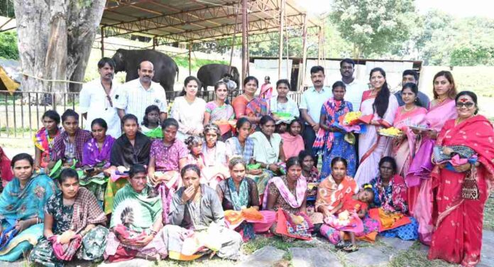 ಡಾ ಪುಷ್ಪ ಅಮರನಾಥ್ ಬಾಗಿನ ವಿತರಣೆ