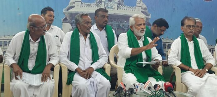 ತುಂಗಭದ್ರಾ ಜಲಾಶಯದ ನೀರು ಹರಿಸುವಂತೆ ಆಗ್ರಹ
