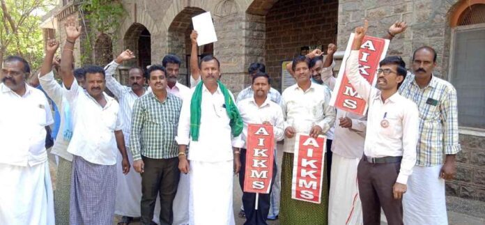 ತುಂಗಭದ್ರಾ ಬಲದಂಡೆಗೆ ನೀರು ಹರಿಸುವಂತೆ ರೈತರ ಆಗ್ರಹ