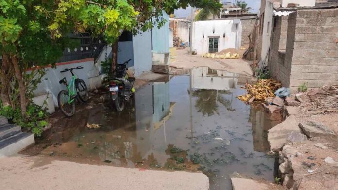 ದಲಿತ ಕಾಲೋನಿಯಲ್ಲಿ ತುಂಬಿ ಹರಿಯುತ್ತಿರುವ ಗಟಾರ