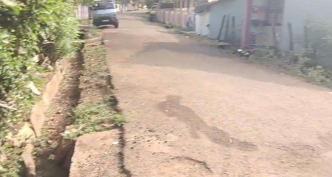 ತುಂಬಿರುವ ಚರಂಡಿ 1