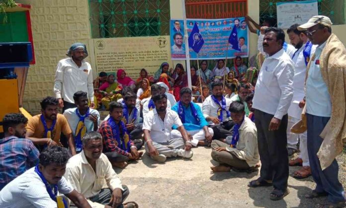 ಕವಲಗಾ ಗ್ರಾಮ ಪಂಚಾಯಿತಿ ಅಕ್ರಮ ಖಂಡಿಸಿ ದಲಿತ ಸೇನೆ ಆಗ್ರಹ
