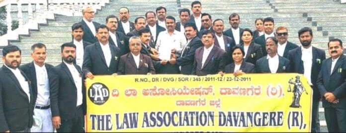ದಾವಣಗೆರೆ ವಕೀಲರ ಪ್ರತಿಭಟನೆ