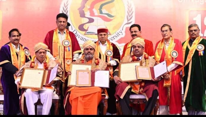 ದಾವಣಗೆರೆ ವಿವಿಯಲ್ಲಿ ನಿರಂಜನಾನಂದ ಶ್ರೀಗೆ ಗೌರವ ಡಾಕ್ಟರೇಟ್‌
