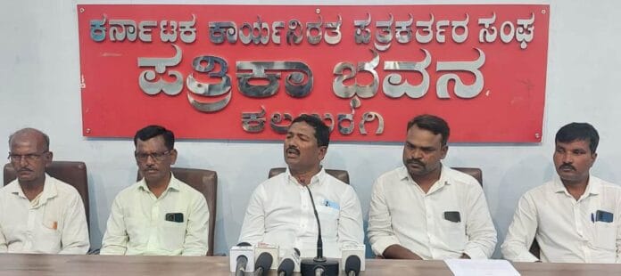 ದಿನಗೂಲಿ ಪೌರಕಾರ್ಮಿಕರು