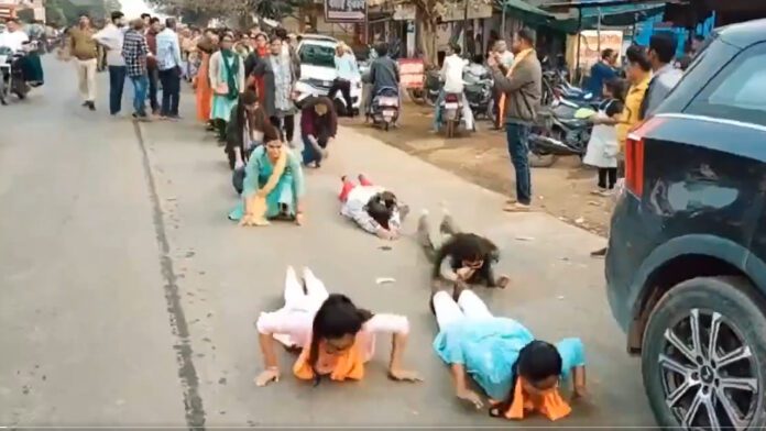 ಛತ್ತೀಸ್‌ಗಢ, 2896 ಶಿಕ್ಷಕರ ವಜಾ, ಮರು ನೇಮಕಾತಿ, ದೀರ್ಘದಂಡ ನಮಸ್ಕಾರ, ಶಿಕ್ಷಕಿಯರ ಪ್ರತಿಭಟನೆ, Chhattisgarh, 2896 teachers dismissed, re-appointed, long salute, teachers protest,