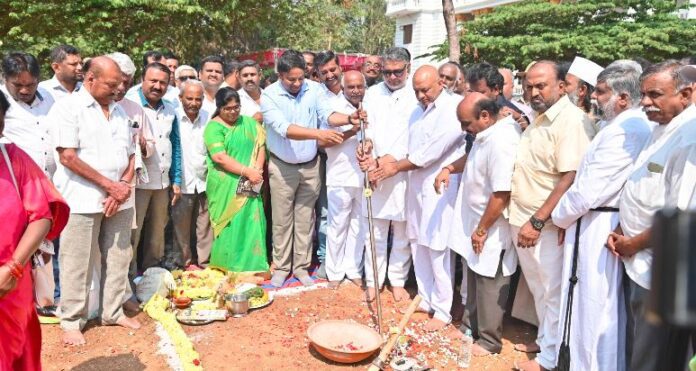ದೇವರಾಜ ಅರಸು ಪುತ್ಥಳಿ ನಿರ್ಮಾಣಕ್ಕೆ ಭೂಮಿ ಪೂಜೆ