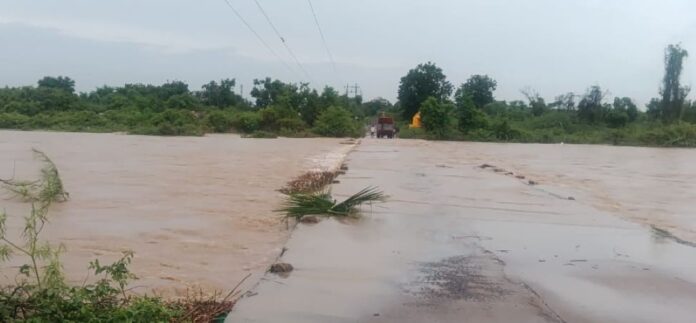 ದೋಣಿ ನದಿಗೆ ಅಡ್ಡಲಾಗಿ ನಿರ್ಮಿಸಿರುವ ಸೇತುವೆ ಜಲಾವೃತ