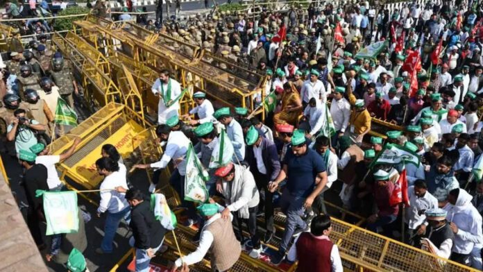 ದೆಹಲಿ ಚಲೋ, ಪೊಲೀಸ್ ತಡೆಗೋಡೆ, ರೈತ ಹೋರಾಟ, ರೈತ ಪ್ರತಿಭಟನೆ, ಅಶ್ರುವಾಯು, Delhi Chalo, police barricade, farmer struggle, farmer protest, tear gas,