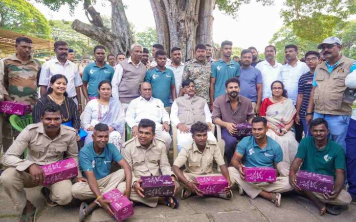 ಪಾದರಕ್ಷೆ ವಿತರಣೆ
