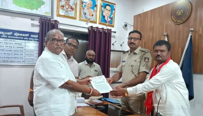 ಪೊಲೀಸ್‌ಗೆ ಹೊಡೆಯಲು ಮುಂದಾದ ಸಿಎಂ ವಿರುದ್ಧ ದೂರು