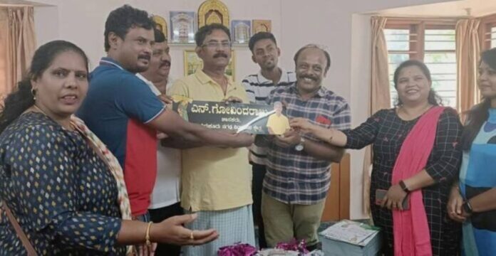 ಅಭಿಮಾನಿಗಳಿಂದ ನಾಮಫಲಕ ಕಾಣಿಕೆ