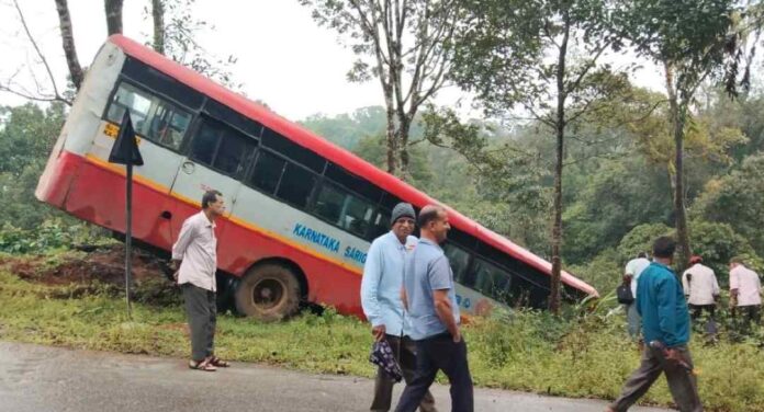 ಕಂದಕಕ್ಕೆ ಉರುಳಿದ ಬಸ್