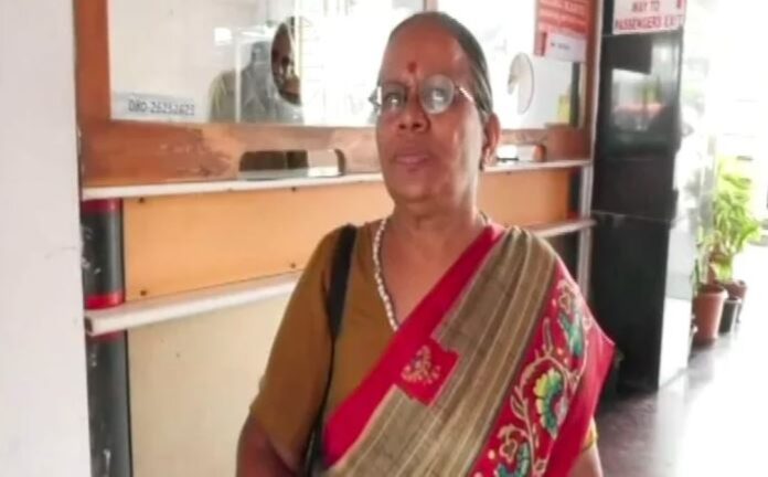 ಯಾತ್ರಾ ಸ್ಥಳಗಳಿಗೆ ತೆರಳಲು ಸೀಟುಗಳನ್ನು ಕಾಯ್ದಿರಿಸಲು ಬಂದ ಅಜ್ಜಿ