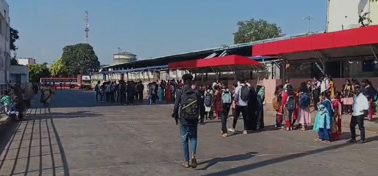 ಬಸ್‌ಗೆ ಕಾಯುತ್ತಿರುವುದು
