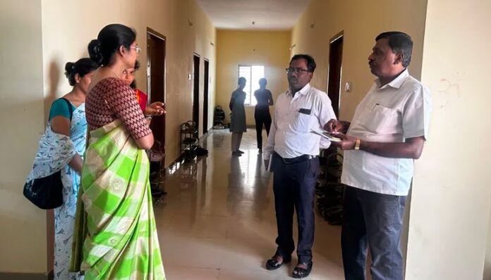 ಬಾಲಕಿಯರ ಹಾಸ್ಟೆಲ್‌ಗೆ ಮಂಡ್ಯ ಸಿಇಒ ಭೇಟಿ