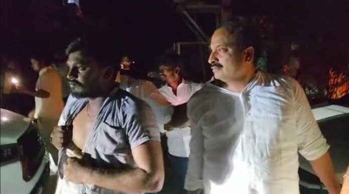 ಬಿಜೆಪಿ ಕಾರ್ಯಕರ್ತರ ಬೆನ್ನಟ್ಟಿದ ಜಿಲ್ಲಾಧಿಕಾರಿ
