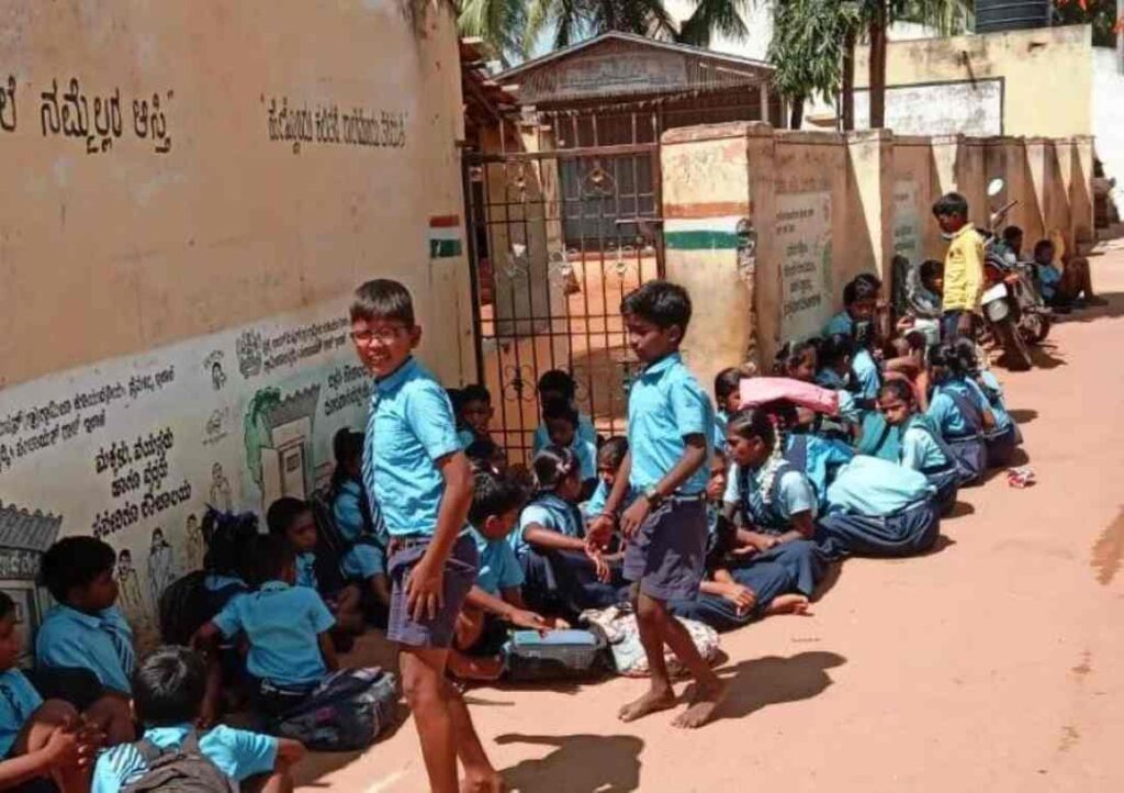 ಬಿಸಿಲಲ್ಲಿ ಕುಳಿತ ಮಕ್ಕಳು