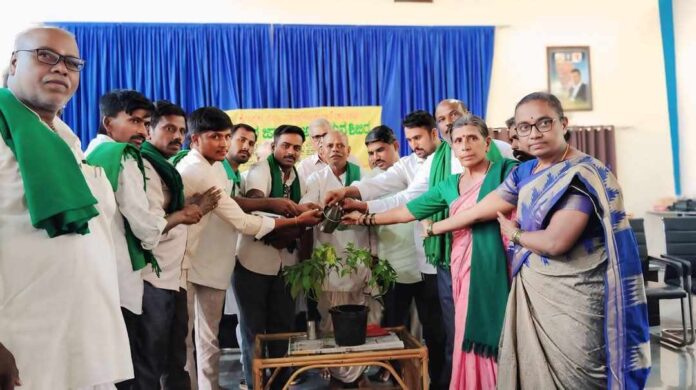 ಬೃಹತ್‌ ಕೈಗಾರಿಕೆಗಳ ವಿರುದ್ಧ ಕ್ರಮಕ್ಕೆ ಆಗ್ರಹ