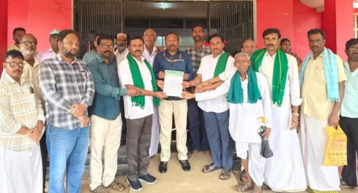 ಬೆಳೆ ಪರಿಹಾರಕ್ಕೆ ರೈತರ ಮನವಿ
