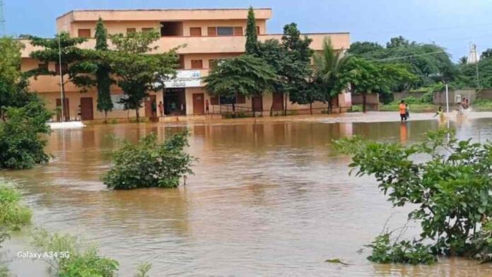 ಭಾರೀ ಮಳೆಗೆ ಕೆರೆಯಂತಾದ ಶಾಲಾ ಆವರಣ