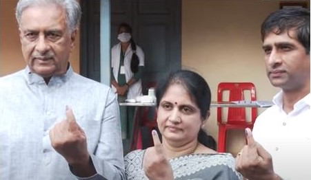 ಮತದಾನ ಮಾಡಿದ ಬಸವರಾಜ ಹೊರಟ್ಟಿ ಕುಟುಂಬ