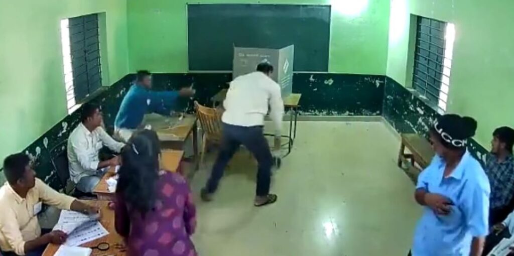 ಮತಯಂತ್ರ ಒಡೆದ ವ್ಯಕ್ತಿ