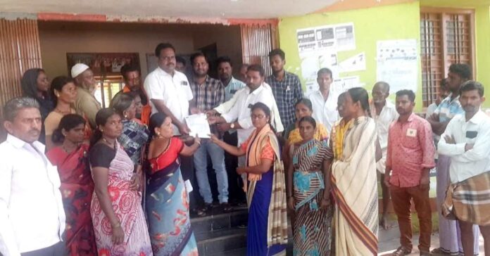 ಮನರೇಗಾ ಯೋಜನೆಯನ್ನು ಸಮರ್ಪಕವಾಗಿ ಜಾರಿಗೆ ತರುವಂತೆ ಒತ್ತಾಯ ಕಾರ್ಮಿಕರು