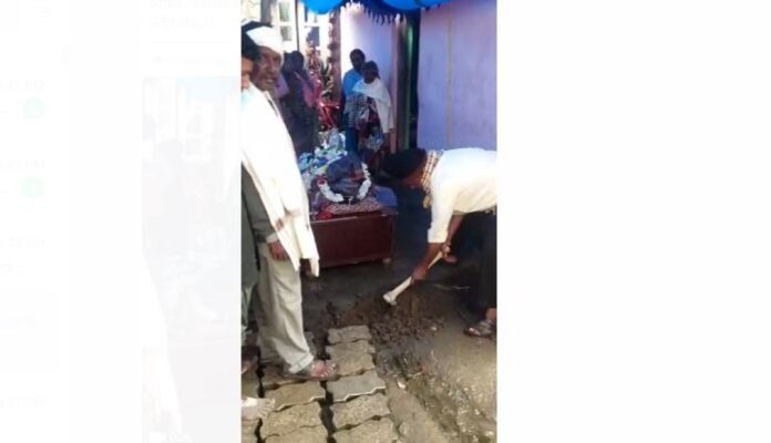 ಮನೆ ಮುಂದೆಯೇ ಶವ ಸಂಸ್ಕಾರಕ್ಕೆ ಮುಂದಾದ ದಲಿತ ಕುಟುಂಬ