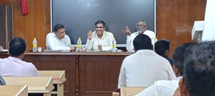 ರೈತರಿಗೆ ಬಿತ್ತನೆ ಬೀಜ ವಿತರಿಸಲು ಮಹಂತೇಶ ಹಟ್ಟಿ ಸೂಚನೆ