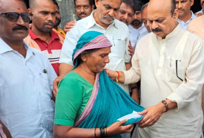 ಪಟಾಕಿ ದುರಂತದಲ್ಲಿ ಮೃತಪಟ್ಟವರ ಕುಟುಂಕ್ಕೆ ಪರಿಹಾರ ವಿತರಣೆ