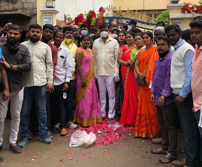 ಮುನಿರತ್ನ ಅಭಿಮಾನಿ ಮಹಿಳೆಯರು 1